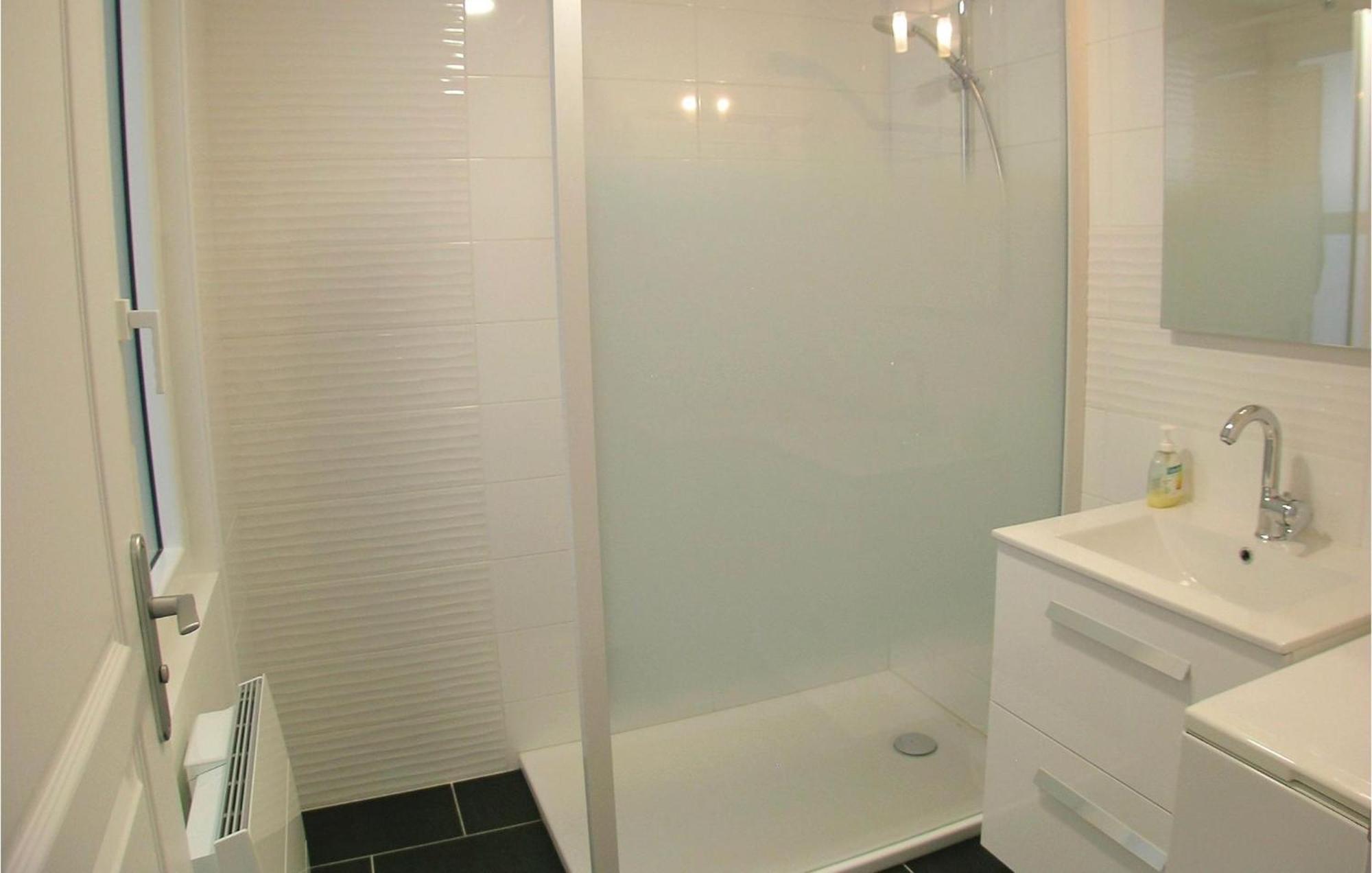 2 Bedroom Awesome Apartment In Мер-ле-Бен Екстериор снимка