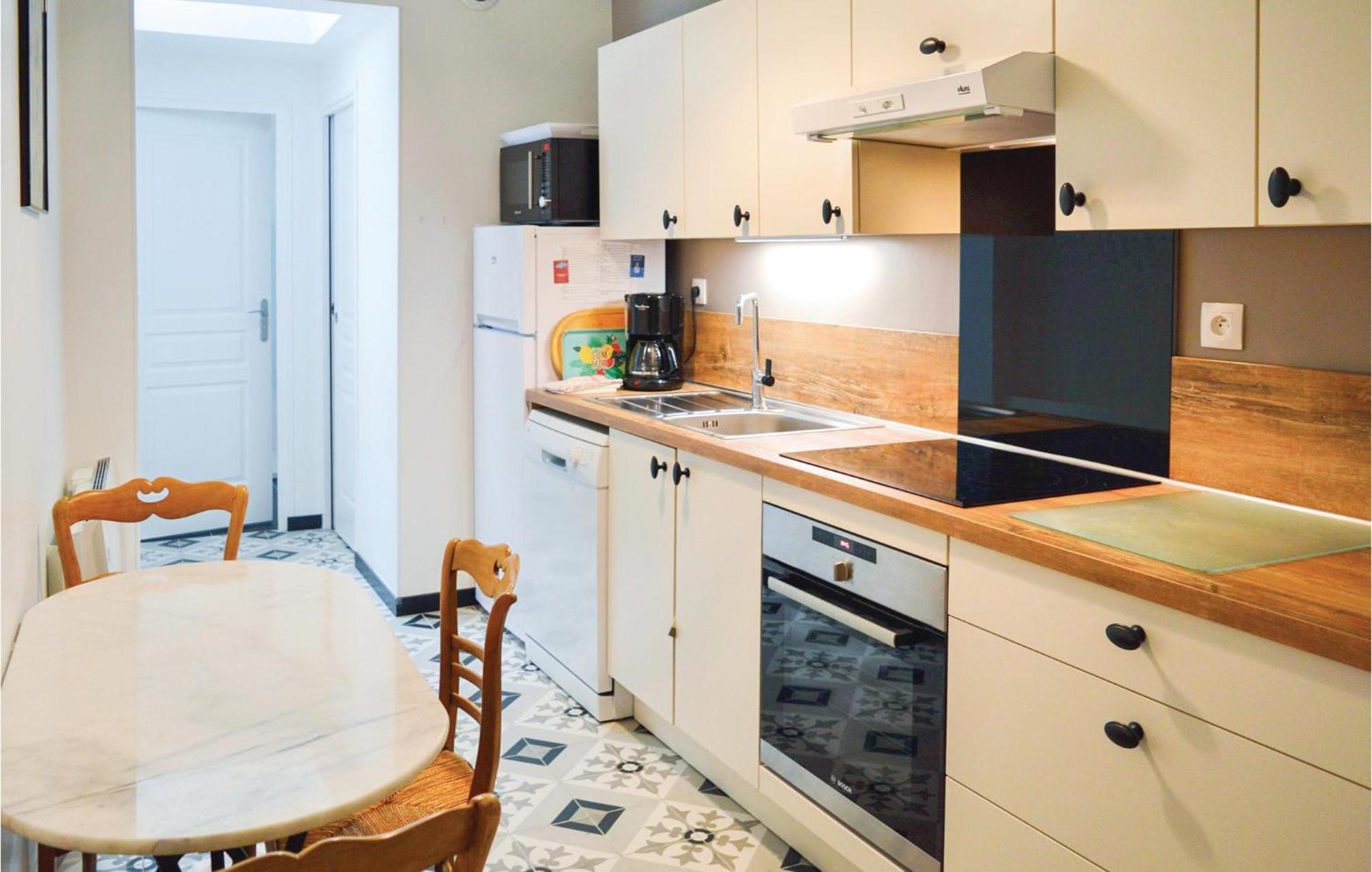 2 Bedroom Awesome Apartment In Мер-ле-Бен Екстериор снимка